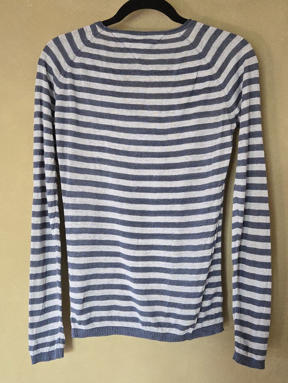Tommy Hilfiger | 100% Linen Blue & White Striped V-Neck Sweater, Size M - Picture 3 of 7